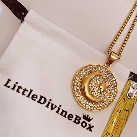 Gold crystal round star moon necklace. - Picture 3 of 5